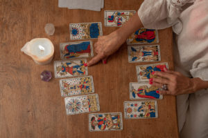 le tirage de cartes pour l'avenir c'est le tarot de Marseille divination et guidance